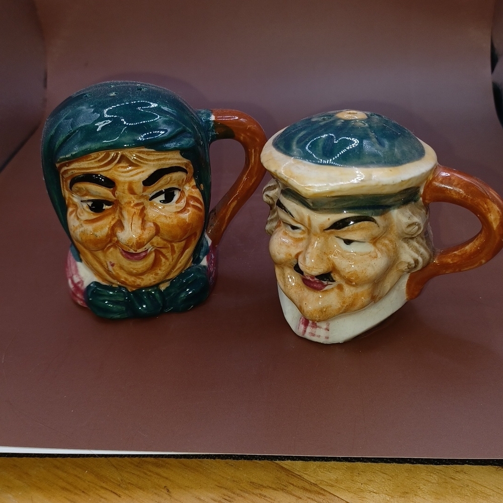 VINTAGE TOBY MUG STYLE HEADS OF OLD WOMAN & OLD MAN SALT & PEPPER SHAKERS JAPAN